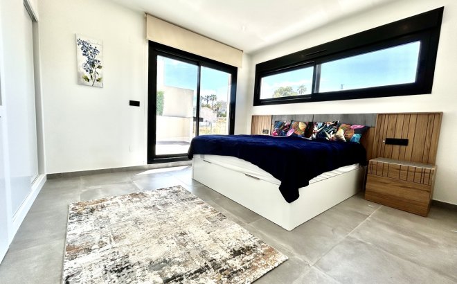 Resale - Villa -
Villamartin - Costa Blanca