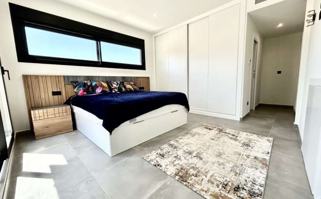 Resale - Villa -
Villamartin - Costa Blanca