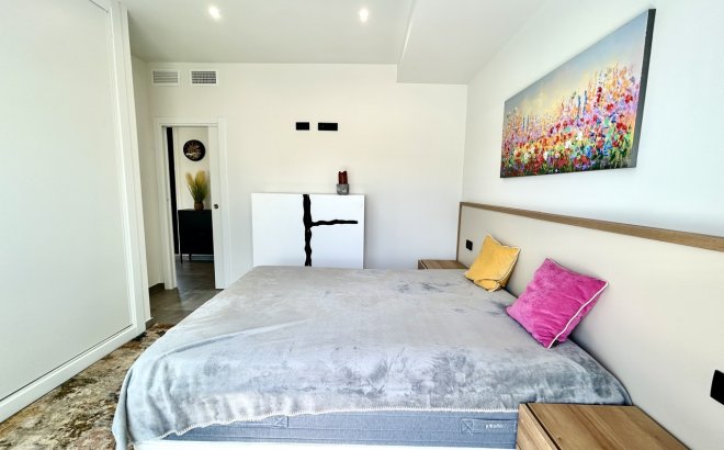 Resale - Villa -
Villamartin - Costa Blanca