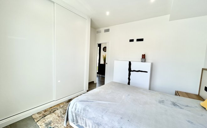 Resale - Villa -
Villamartin - Costa Blanca