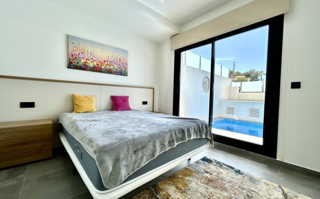 Resale - Villa -
Villamartin - Costa Blanca