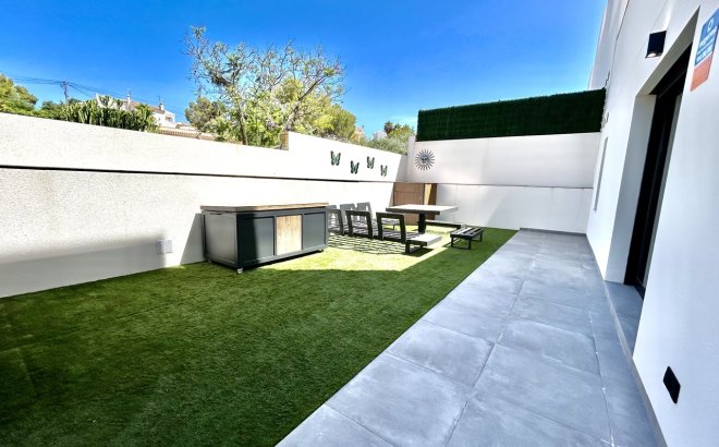 Resale - Villa -
Villamartin - Costa Blanca