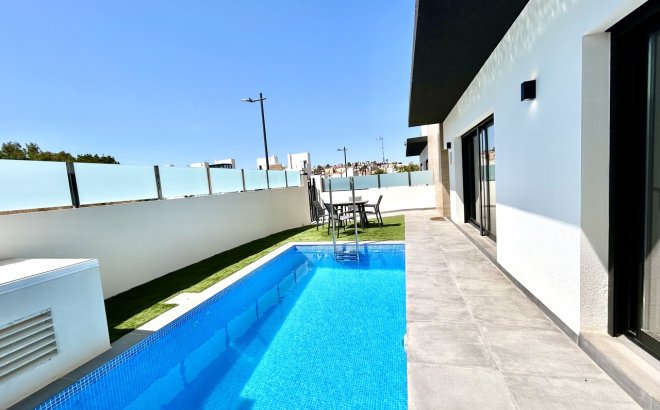 Resale - Villa -
Villamartin - Costa Blanca