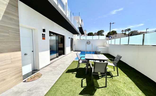 Resale - Villa -
Villamartin - Costa Blanca