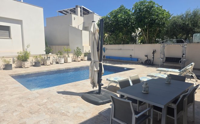 Revente - Villa -
San Miguel de Salinas - Inland