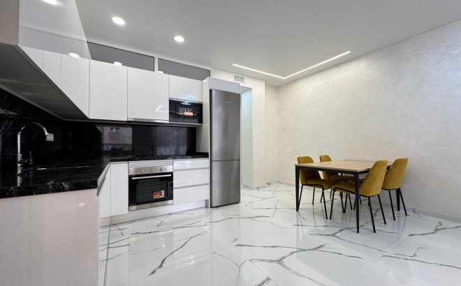 Herverkoop - Appartement -
Torrevieja - Estacion De Autobuses