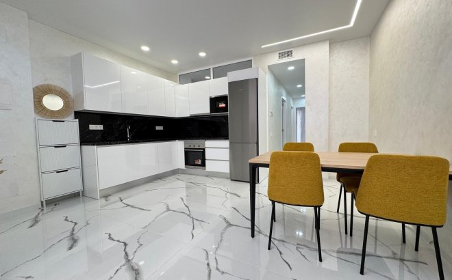 Herverkoop - Appartement -
Torrevieja - Estacion De Autobuses