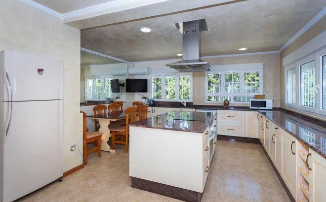 Resale - Villa -
Orihuela Costa - Costa Blanca