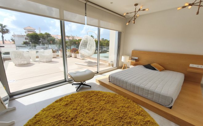 Resale - Villa -
Orihuela Costa - Costa Blanca