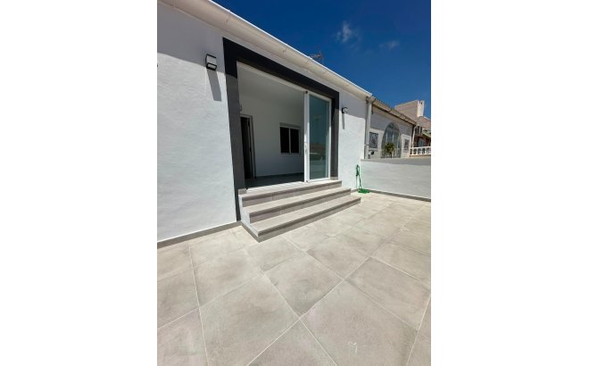 Resale - Bungalow -
Torrevieja - La Siesta - El Salado - Torreta