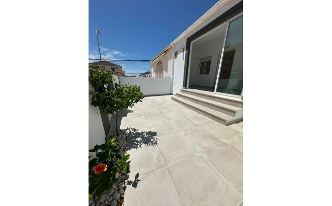 Resale - Bungalow -
Torrevieja - La Siesta - El Salado - Torreta