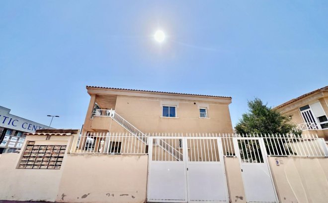 Resale - Bungalow -
Torrevieja - Centro