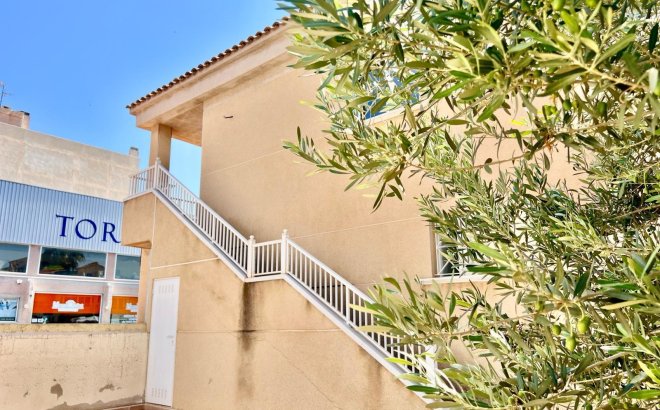 Resale - Bungalow -
Torrevieja - Centro