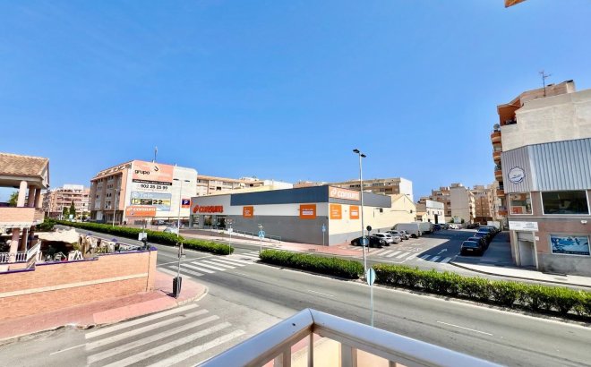 Resale - Bungalow -
Torrevieja - Centro