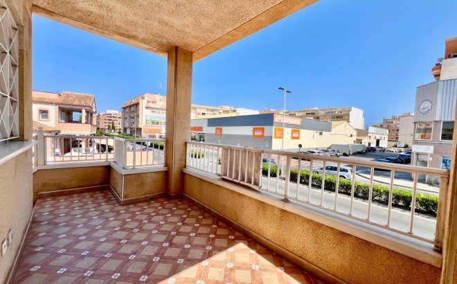 Resale - Bungalow -
Torrevieja - Centro