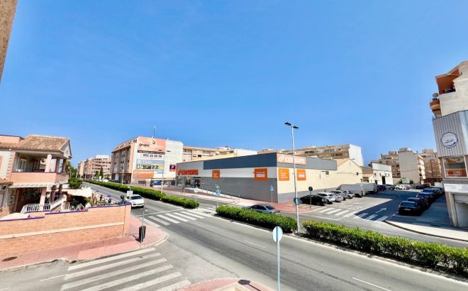 Resale - Bungalow -
Torrevieja - Centro