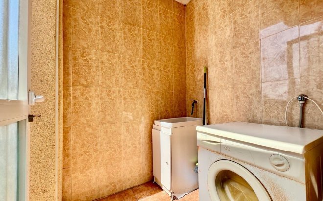 Resale - Bungalow -
Torrevieja - Centro