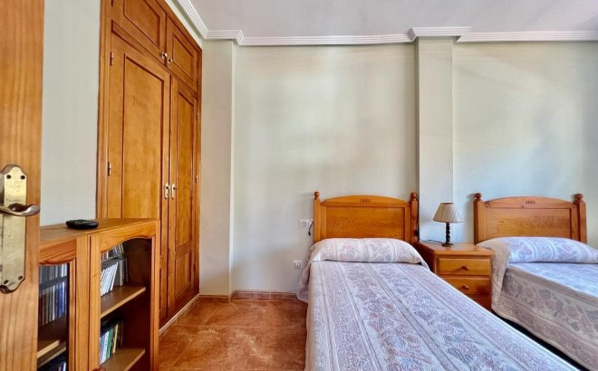 Resale - Bungalow -
Torrevieja - Centro