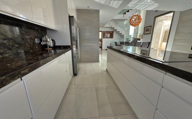 Herverkoop - Villa -
Orihuela Costa - Villamartín
