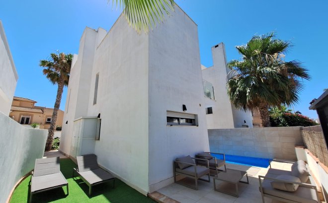 Resale - Villa -
Torrevieja - Los Frutales