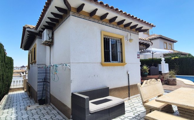 Resale - Villa -
Villamartin - Costa Blanca