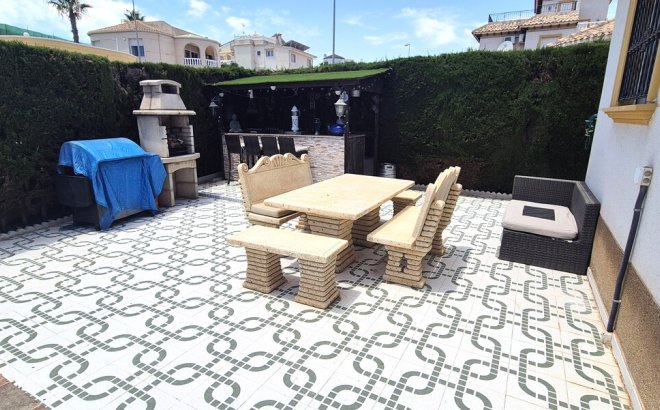 Resale - Villa -
Villamartin - Costa Blanca