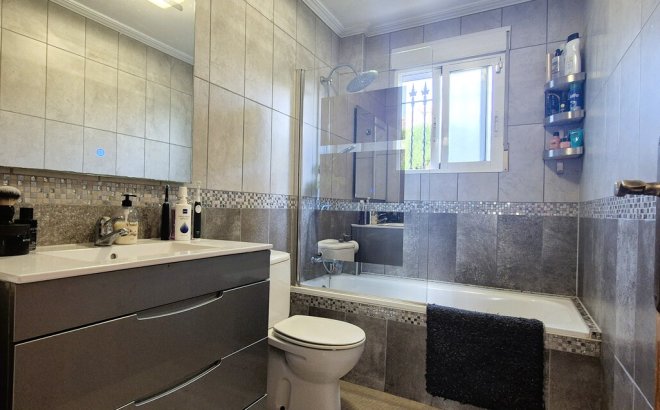 Resale - Villa -
Villamartin - Costa Blanca