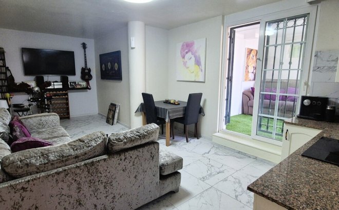 Resale - Villa -
Villamartin - Costa Blanca