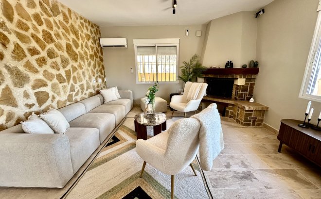 Resale - Villa -
La Zenia - Costa Blanca