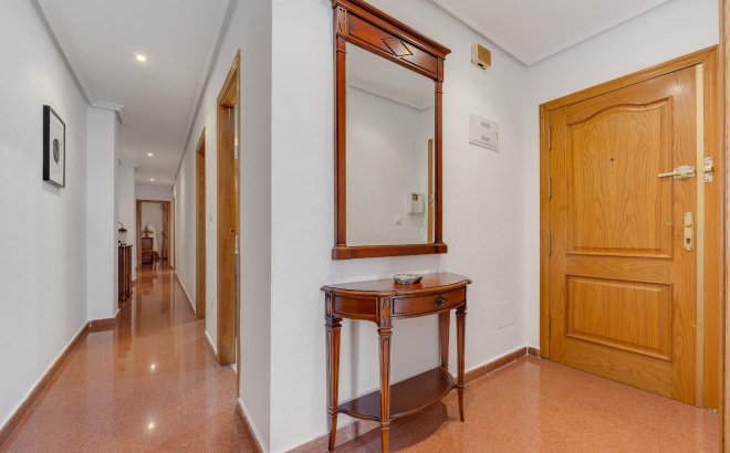 Herverkoop - Penthouse -
Torrevieja - Paseo Maritimo