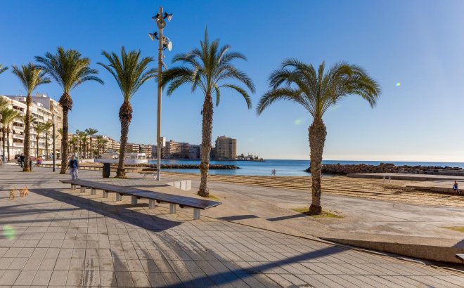 Herverkoop - Penthouse -
Torrevieja - Paseo Maritimo