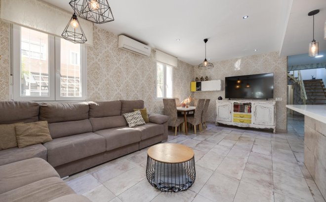 Resale - Town House -
Torrevieja - Centro