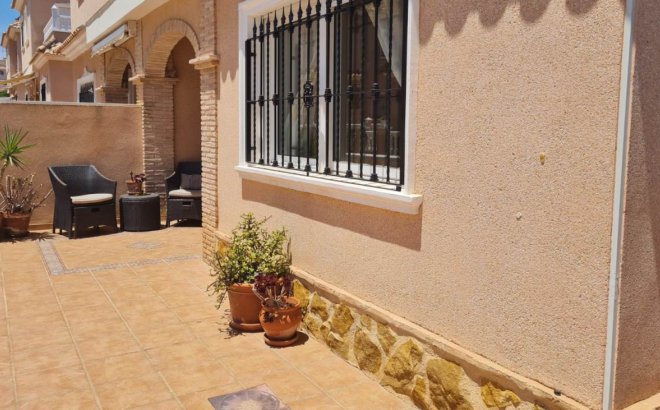 Resale - Villa -
Villamartin - Costa Blanca