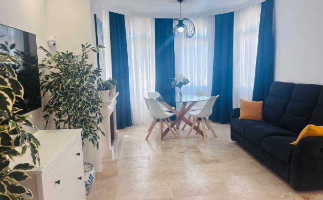 Resale - Villa -
Villamartin - Costa Blanca