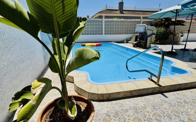 Resale - Villa -
Torrevieja - La Siesta - El Salado - Torreta