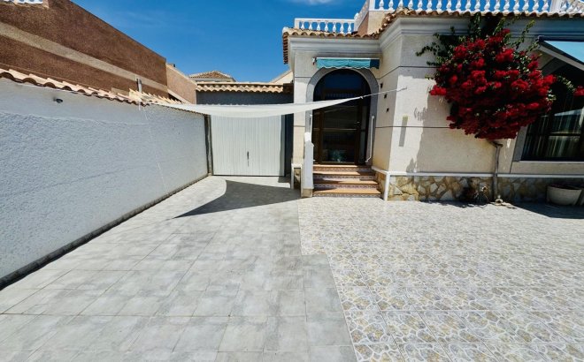 Resale - Villa -
Torrevieja - La Siesta - El Salado - Torreta