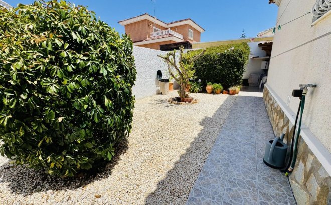 Resale - Villa -
Torrevieja - La Siesta - El Salado - Torreta