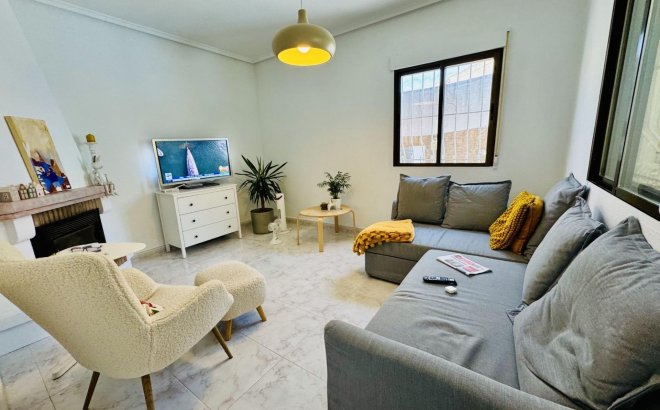 Resale - Villa -
Torrevieja - La Siesta - El Salado - Torreta