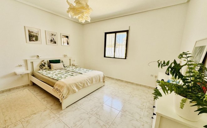 Resale - Villa -
Torrevieja - La Siesta - El Salado - Torreta