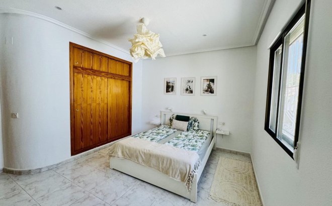 Resale - Villa -
Torrevieja - La Siesta - El Salado - Torreta