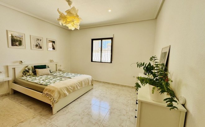 Resale - Villa -
Torrevieja - La Siesta - El Salado - Torreta