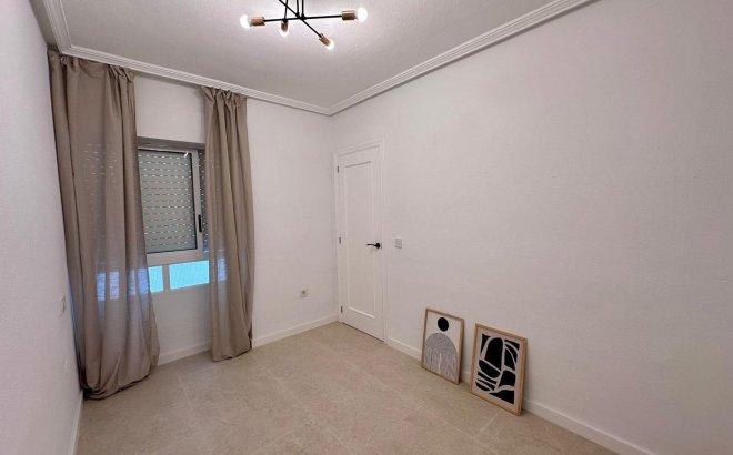 Herverkoop - Appartement -
Torrevieja - Estacion De Autobuses