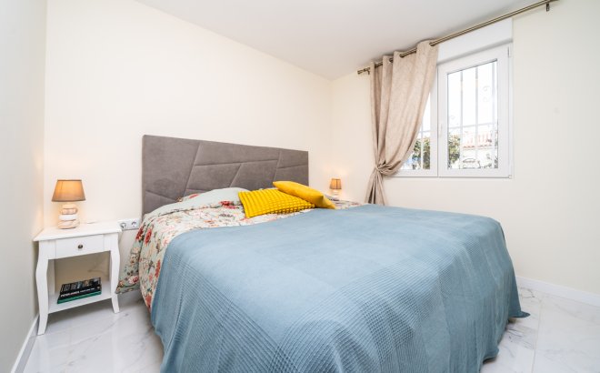 Resale - Bungalow -
Torrevieja - Torreta