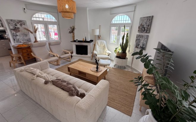 Resale - Villa -
Torrevieja - Costa Blanca