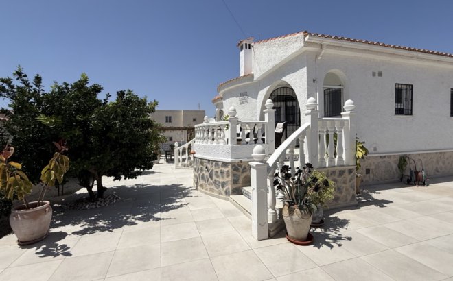 Resale - Villa -
Torrevieja - Costa Blanca