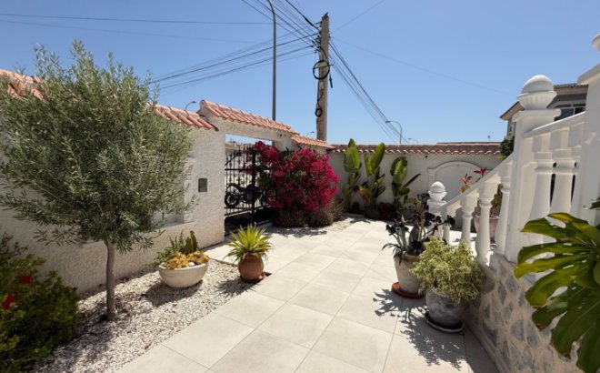Resale - Villa -
Torrevieja - Costa Blanca