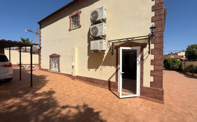 Resale - Villa -
Torrevieja - Costa Blanca