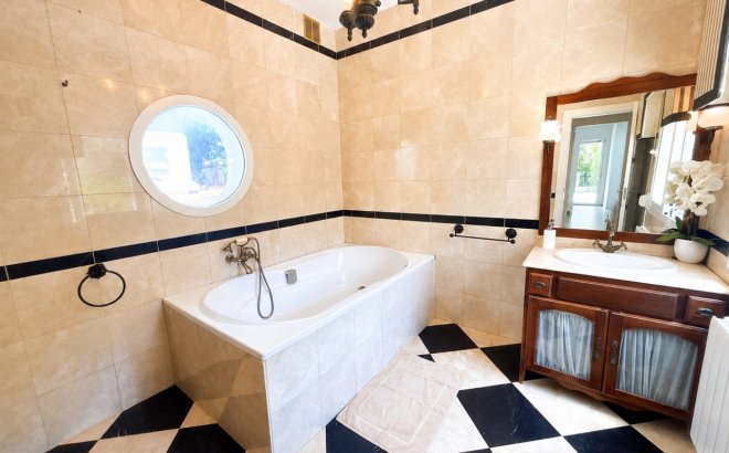 Revente - Villa -
Dehesa de Campoamor - Costa Blanca