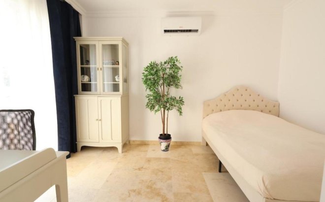 Resale - Villa -
Villamartin - Costa Blanca