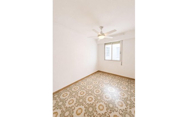 Herverkoop - Appartement -
Torrevieja - Playa del Cura